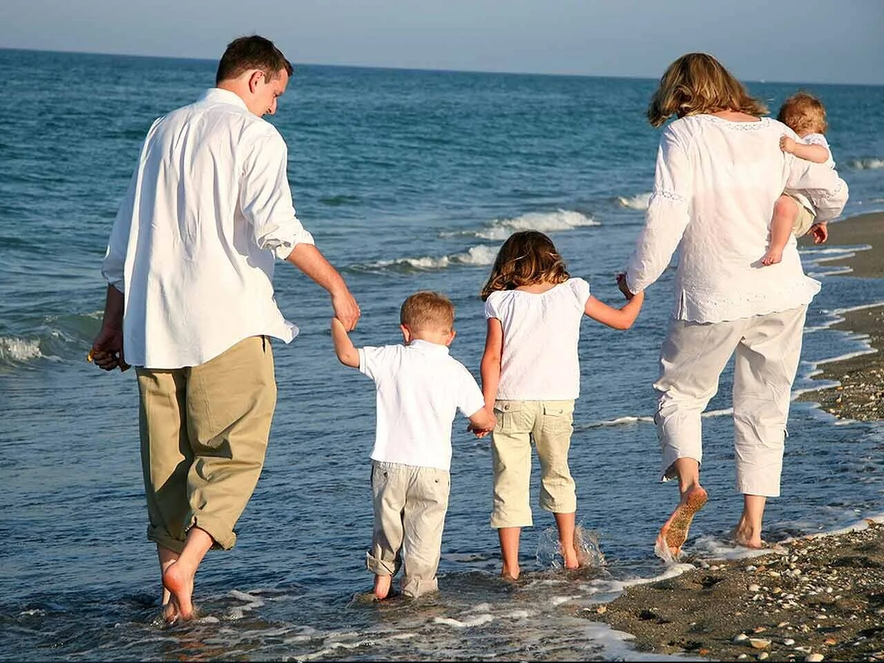 Что можно считать семьей. Счастливая семья. Счастливая семья трое детей. Счастливая семья с детьми на море. Дети на море с родителями.