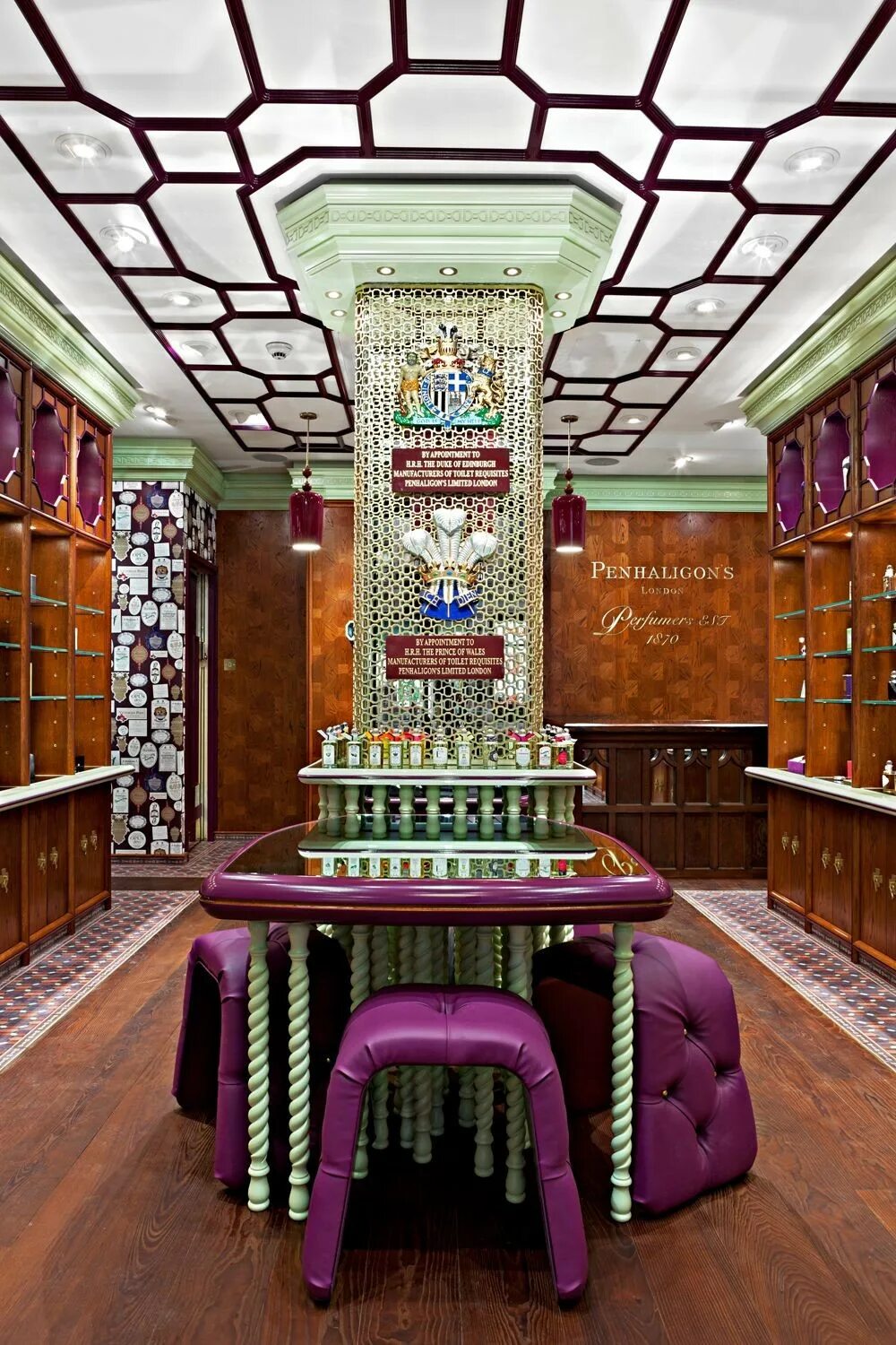 Column store. Пенхалигонс бутик. Design Penhaligon. Penhaligon's shop. Ресепшен в магазин Пенхалигонс в Лондоне.