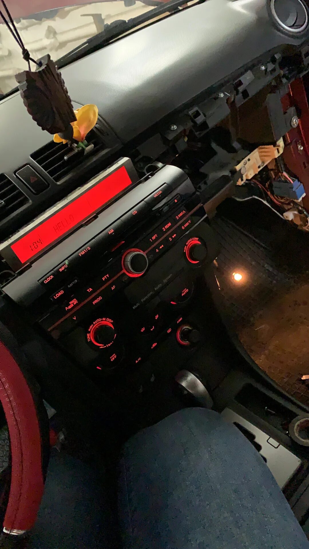 Мазда сх 5 не выключается магнитола при постановке на паркинг. Мазда 3 выключается магнитола и гаснет табло. Выключается магнитола мазда. Mazda 6 gg снятие магнитолы. Мазда 6 gj не включается магнитола.