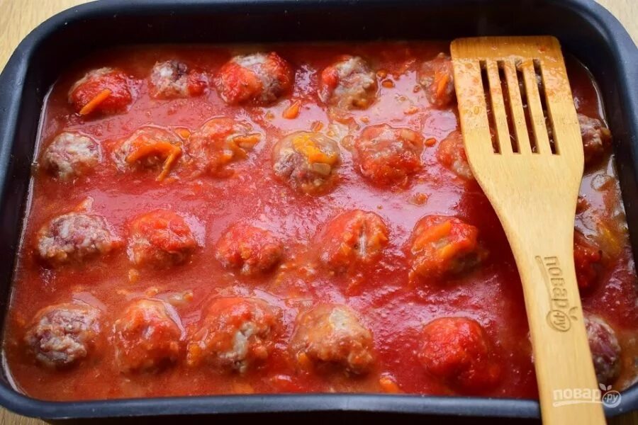 Тефтели в соусе в духовке. Мясные тефтели в соусе в духовке томатном. Подливка в духовке. Тефтели в духовке. Фрикадельки в томатном соусе в духовке.