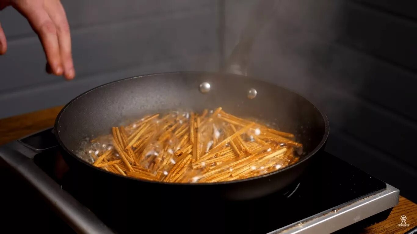 жареные макароны. макароны обжаренные на сковороде. сколько жарить макароны. сколько жарить макароны. макароны с морковью на сковороде.