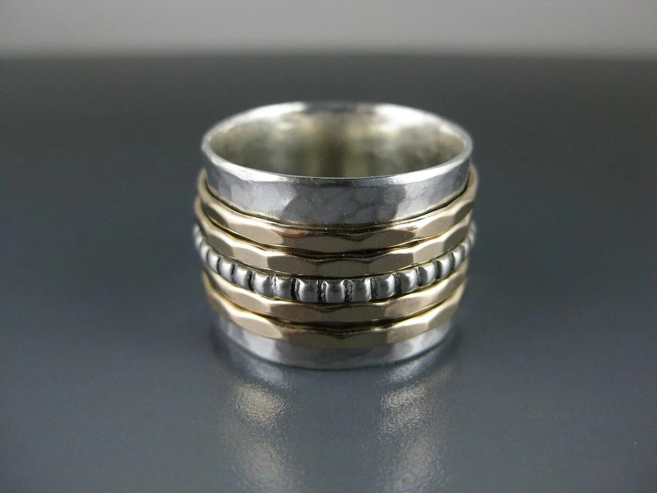 Ring spinner. Обручальное кольцо спиннер. Ring spinner. Ring spinner. Кольцо спиннер серебро женский.