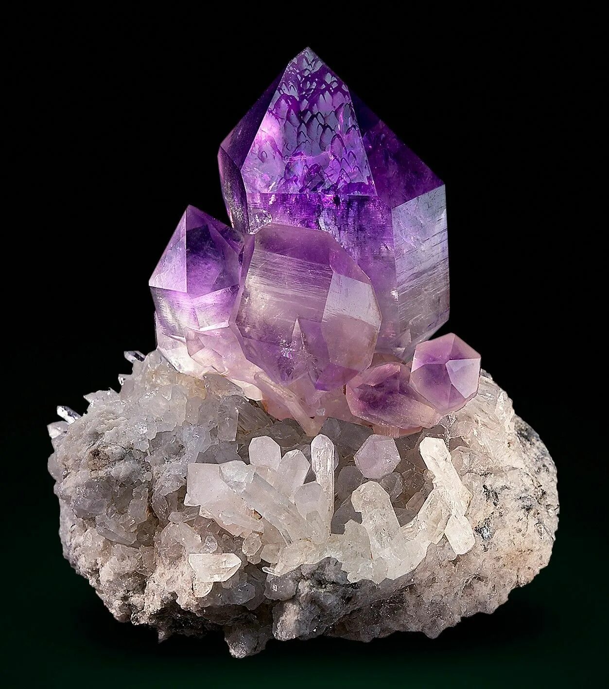 Cacha crystal. Кварц минерал аметист Урала. Аметист кварц камень. Самоцветы минералы Кристалл. Кристаллы аметиста в Камне.