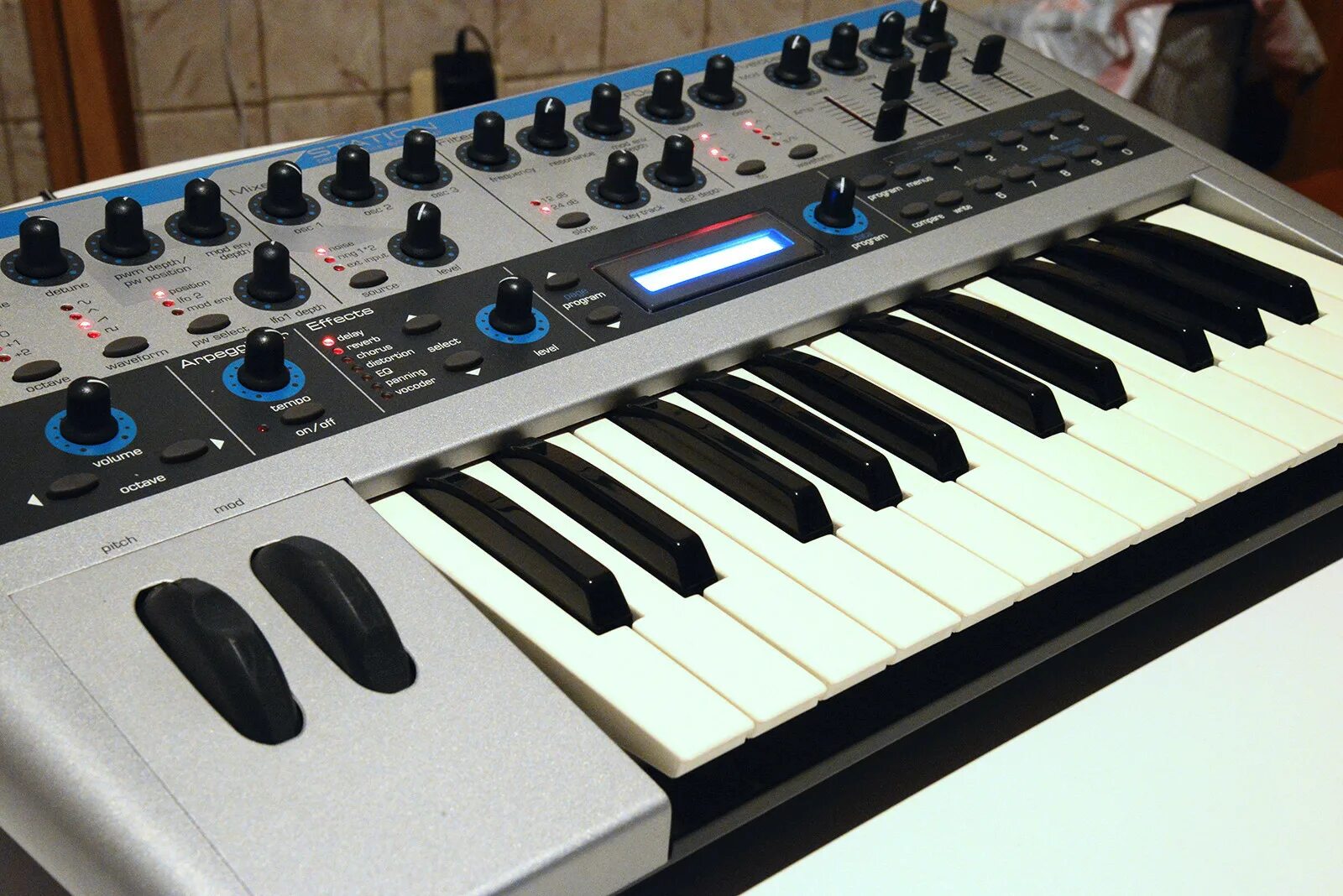 Синтезатор key. Синтезатор novation xio 25. novation v station synth. а station novation синтезатор. novation piano electro 37.