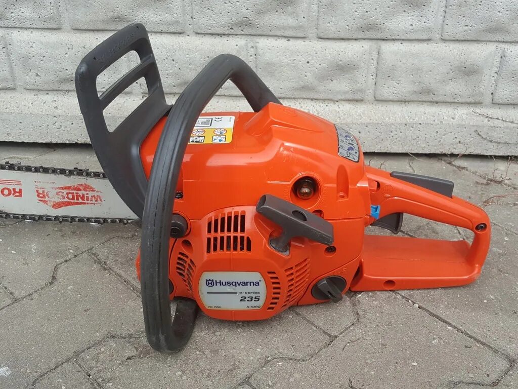 Бензопила хускварна 125. Хускварна 235 бензопила корпус. Husqvarna 339xp ремонт. Husqvarna 235 бензопила. Husqvarna 235 бензопила.