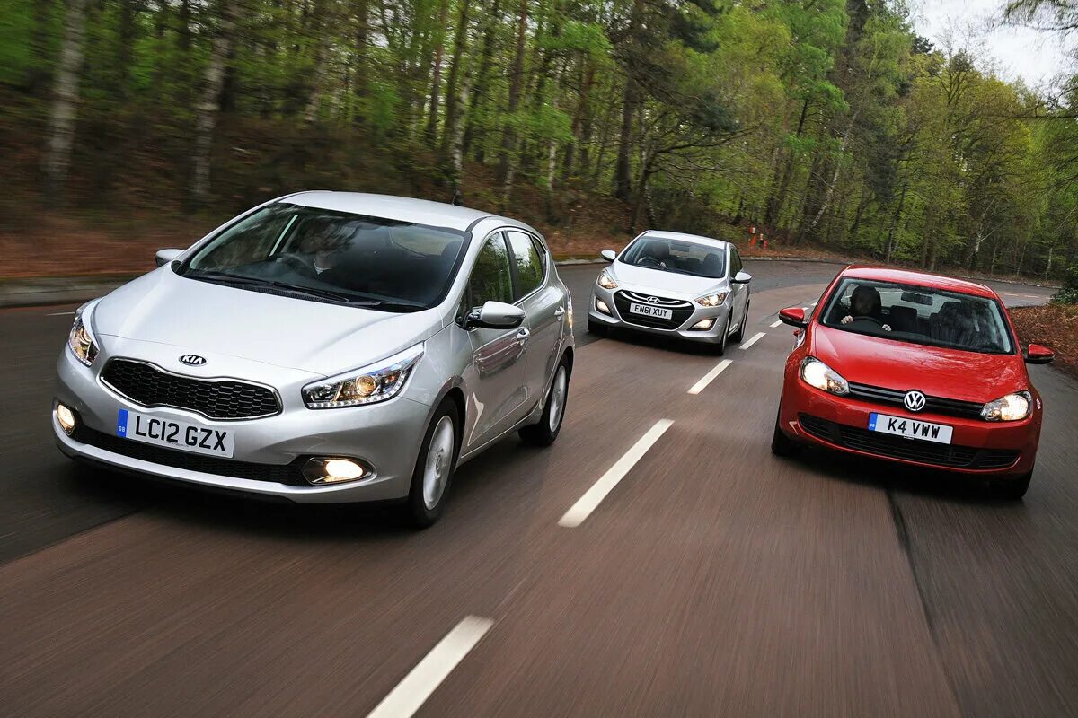 Kia volkswagen. Hyundai i30 Kia Ceed. Kia Ceed vs Hyundai. Киа СИД или Хендай i30. Chevrolet Cruze vs Kia Ceed.