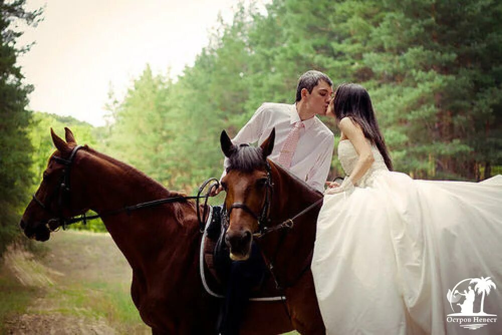 Свадебная Конная прогулка. Свадьба на лошадях. Жених и невеста на коне. Красивая пара Свадебная на лошади. Конь жених