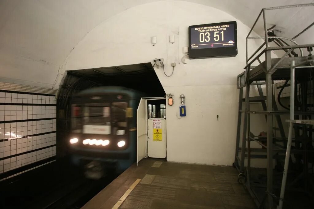 Поставь время на станции. Экраны "Москва 24" в Московском метрополитене. Часы в метро над тоннелем. Табло на станции метро. Информационное табло в метро.