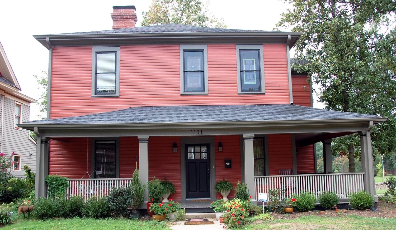 Какой краской покрасить дачу. Цвета домов. Красный фасад дома. Цвета деревянных домов. Покрашенный дом.