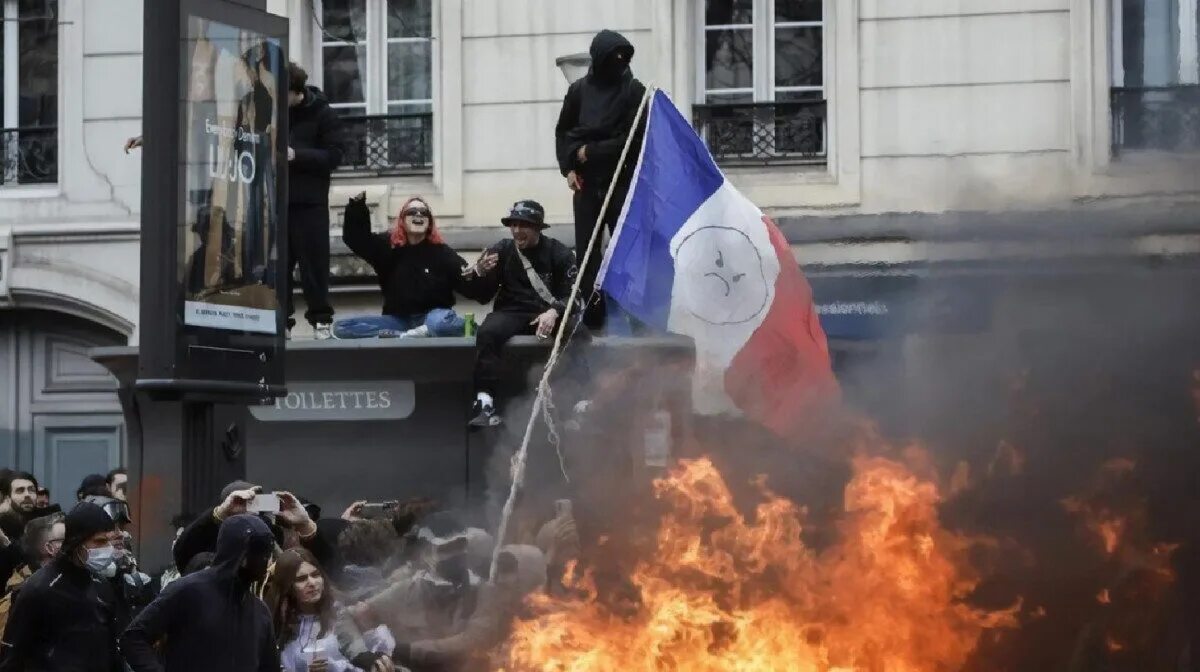 Французы сегодня. Массовые беспорядки во Франции 2023. Митинги во Франции 2023.