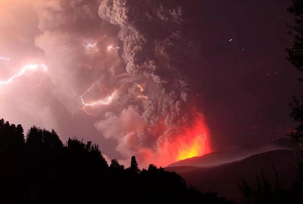 Извержение вулкана какое явление. Вулкан Пуйеуэ Чили. Пуйеуэ (Чили) извержение. Извержение вулкана Пуйеуэ 2011. Франциско Негрони гроза вулкан.