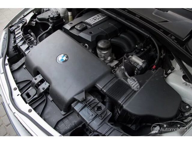 Bmw 328 i двигатель. Бмв 1 моторы. Бмв 1 моторы. Bmw e81 подкапотное пространство. Двигатель бмв x3 дизель 2 литра 150.