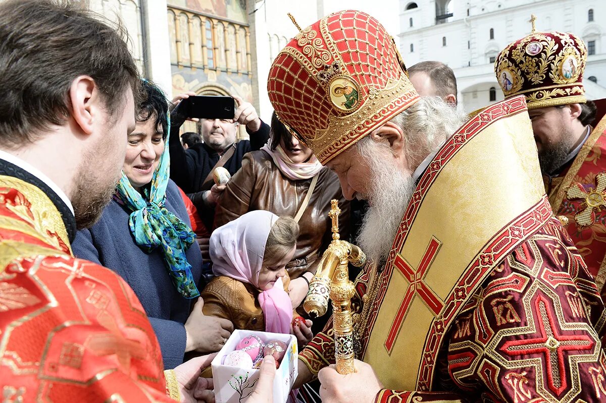 патриаршая литургия в успенском соборе московского кремля 28 августа. патриарх в успенском соборе. патриаршая литургия в успенском соборе московского кремля 28 августа. патриарх в успенском соборе. настоятель кремля успенский собор астрахань 2006.