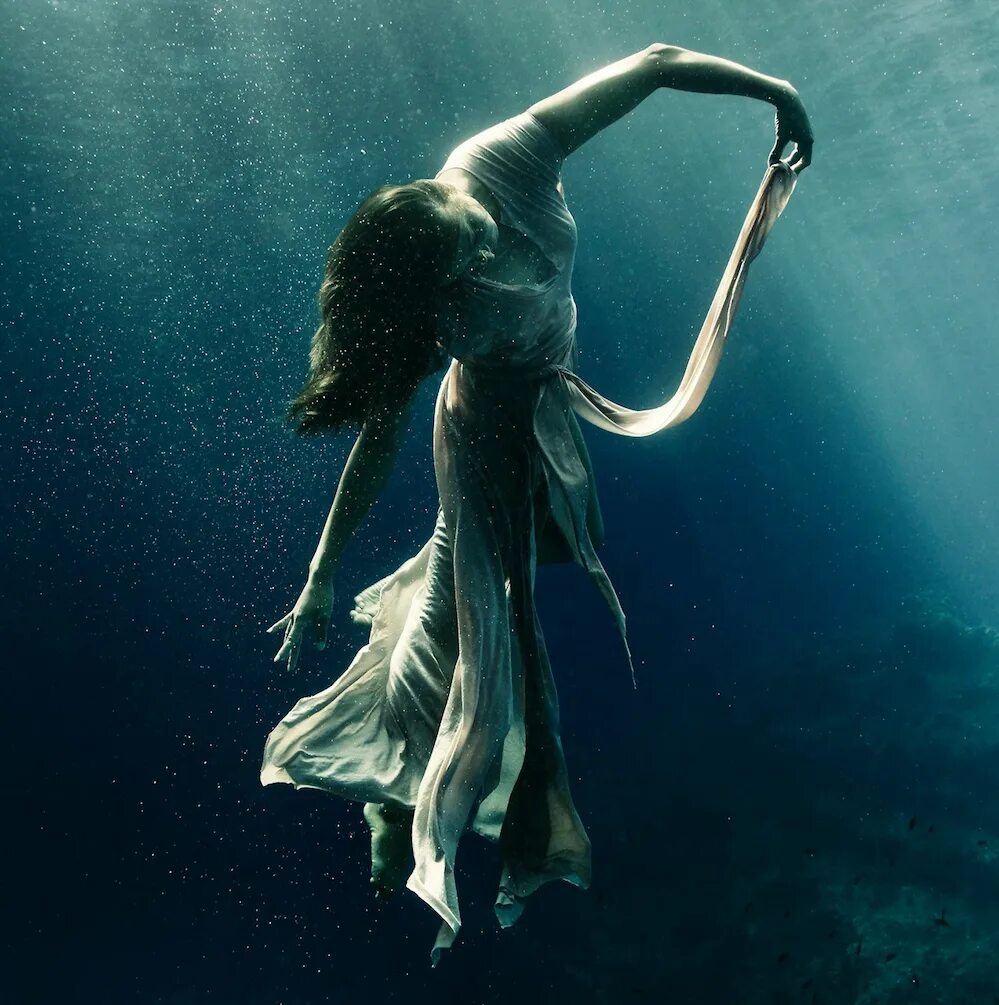 Глубины души 5 букв. Фотограф Kurt Arrigo. Фотосессия под водой. Женщина под водой. Девушка тонет.