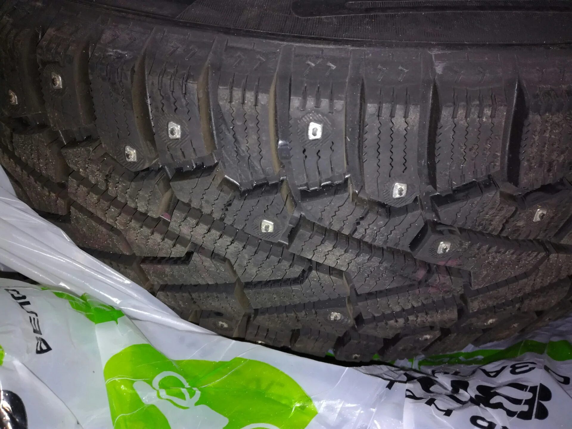 Шипованные резина 215 60 купить. Pirelli Ice Zero 215 60. Pirelli зимняя 215/60/16 без шипов. Шина р16 215/60 Pirelli (Winter Ice Zero, шипы). Шины шипованные 215 60 17.