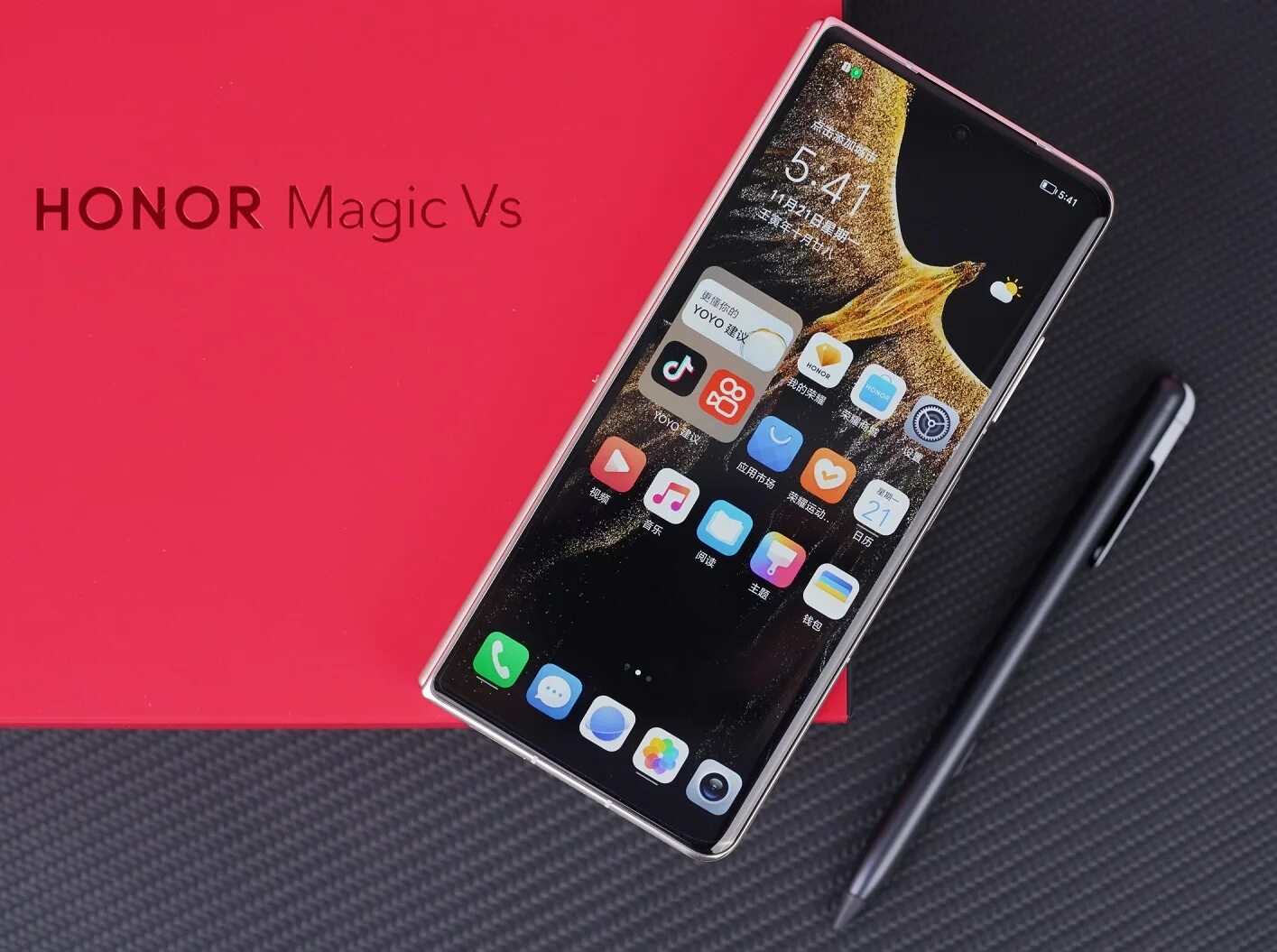 Magic 5 vs magic 5 pro. Honor Magic vs. Смартфон со складным дисплеем. Honor Magic v. Хонер со складным экраном.