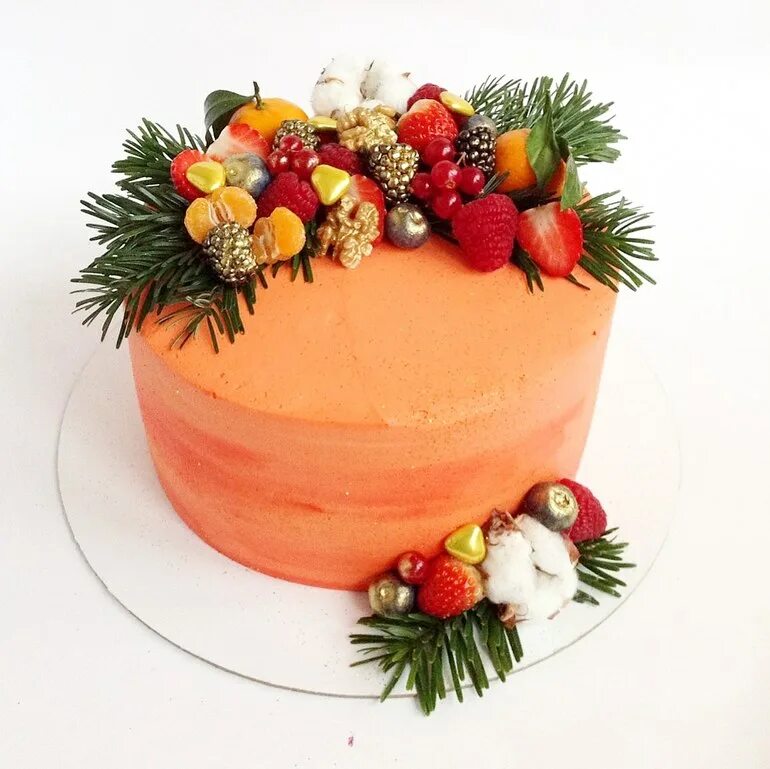 декор торта зимними фруктами. украшение торта. новогоднее украшение торта фруктами. новогодний торт с фруктами. новогодний декор торта.