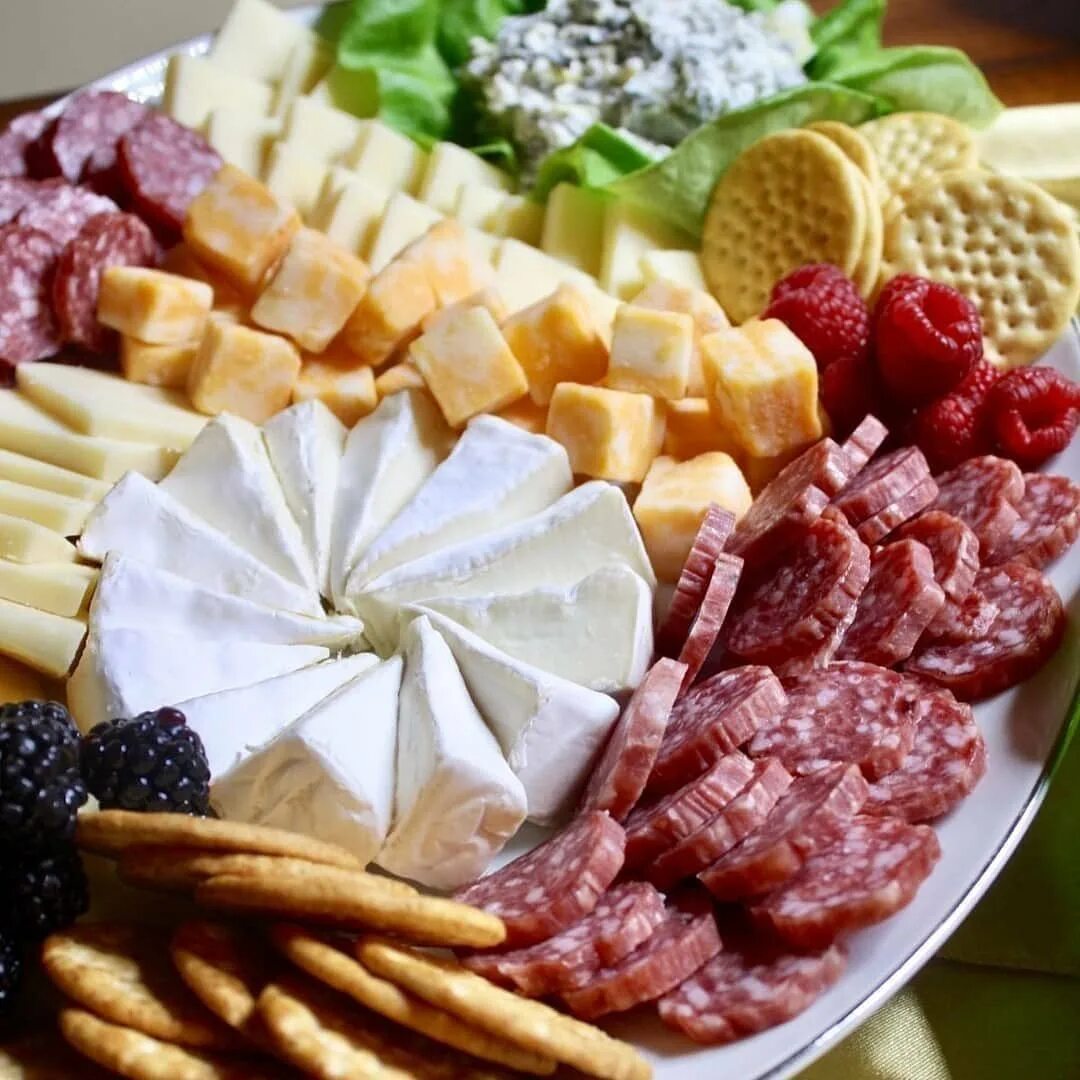 Нарезка обильных. Сырная нарезка. красивые нарезки мясные и сырные. сырно-мясная тарелка. сырная тарелка.