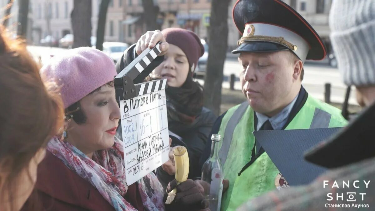 Песня питере клипе. В питере пить ленинград. светлана казарцева в питере пить. клип питер ленинград. актеры в питере пить ленинград.