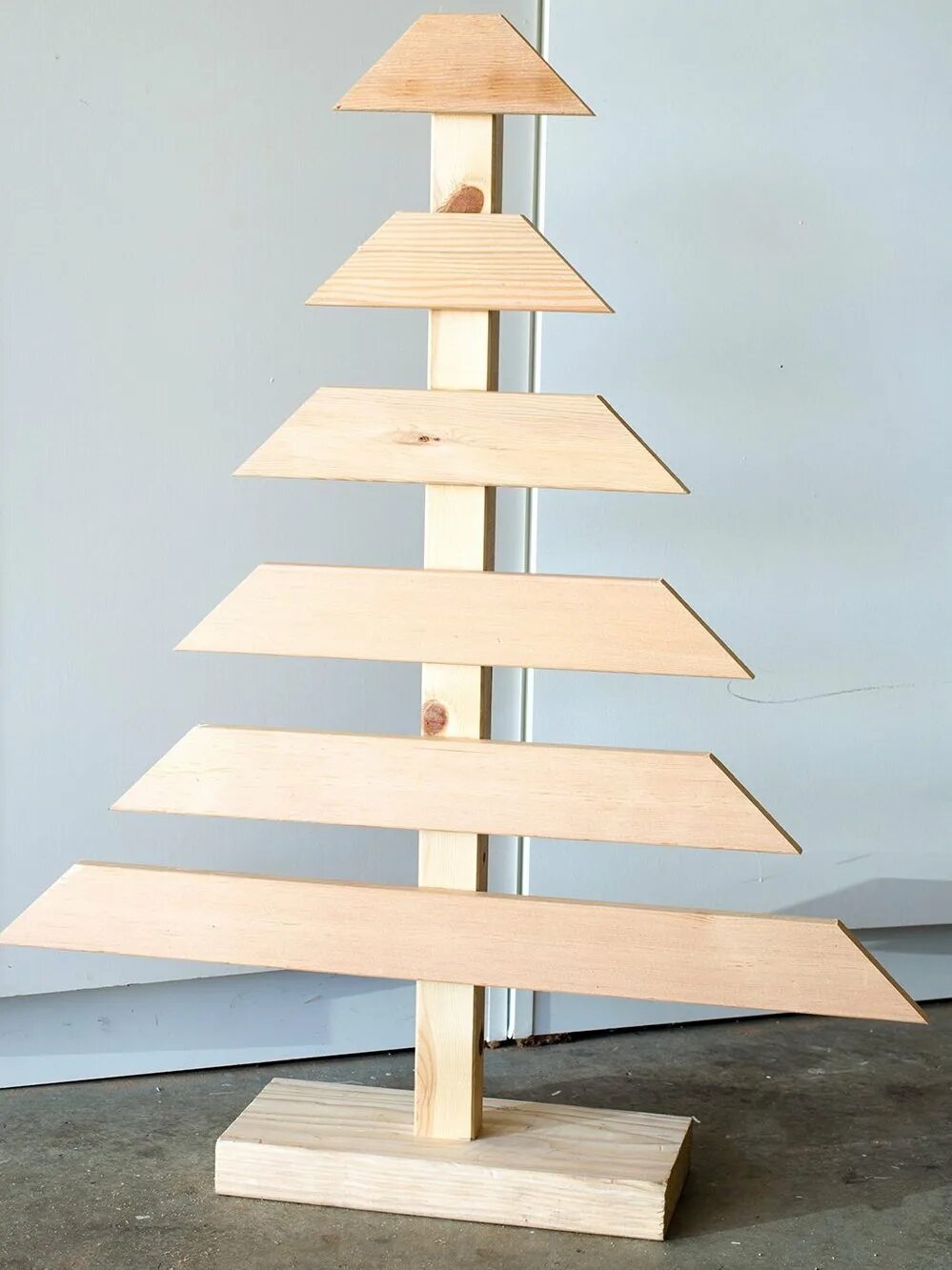 Сканди елка деревянная. Спиральная елка из реек. Елки из каркасных реек. Елка из реек. Елка из брусков деревянных.