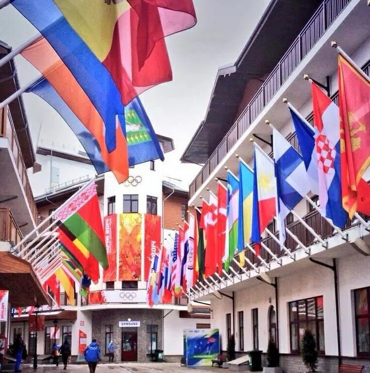 Аллея флагов в олимпийской деревне Сочи. Олимпийская деревня Сочи флаги.