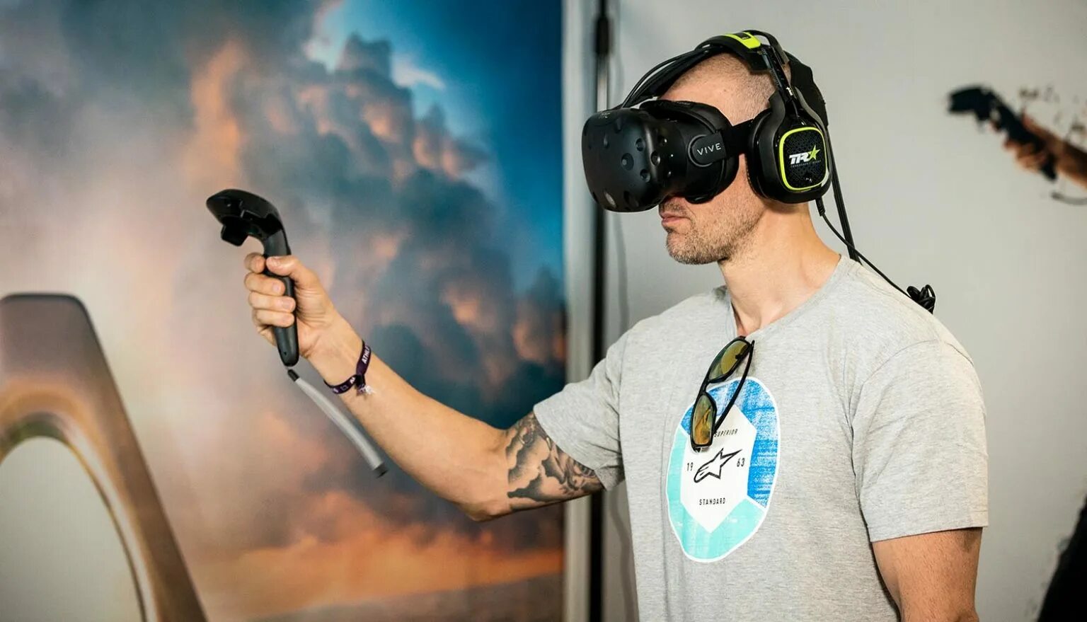 Vr de. HTC Vive. Виртуальная реальность художник. Рисование в виртуальной реальности. VR искусство.