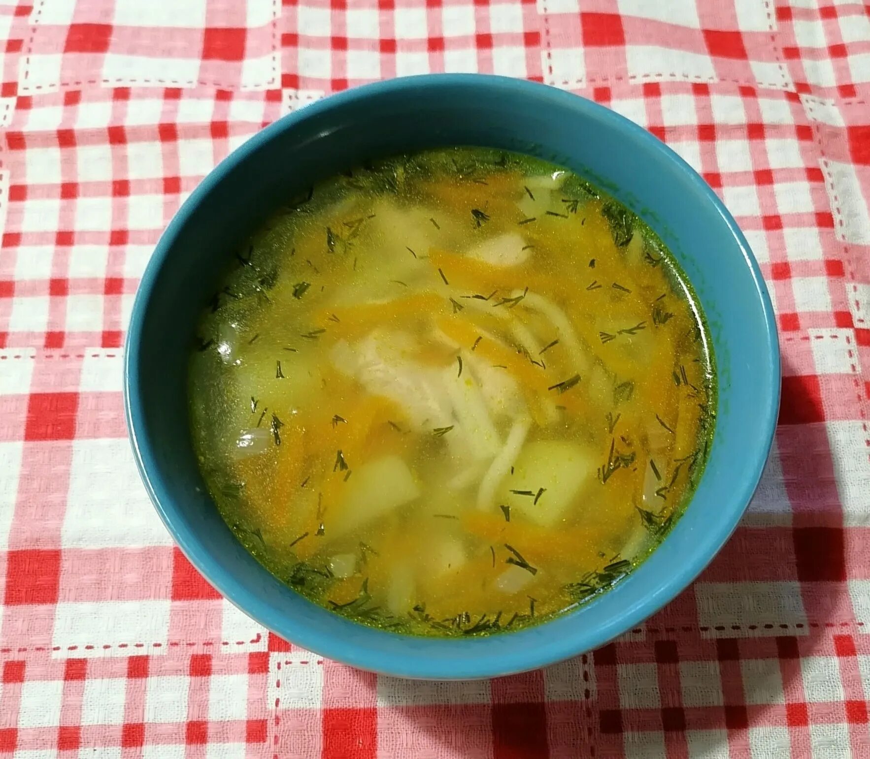 Куриный суп с вермишелью. Суп куриный вермишелевый. Куриный вермишелевый суп с картошкой. Суп вермишелевый с курицей и картошкой. Суп вермишелевый с картофелем.