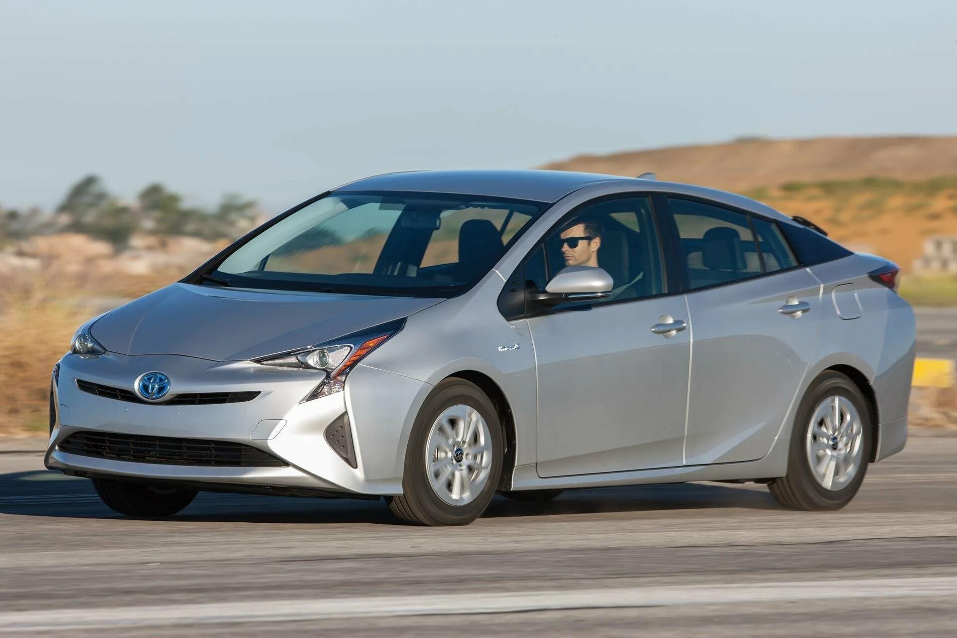 Toyota Prius Hybrid 2016. Тойота Приус гибрид 2016. Toyota Prius v 2016. Toyota Prius 2015 Hybrid. Тойота гибрид 2016