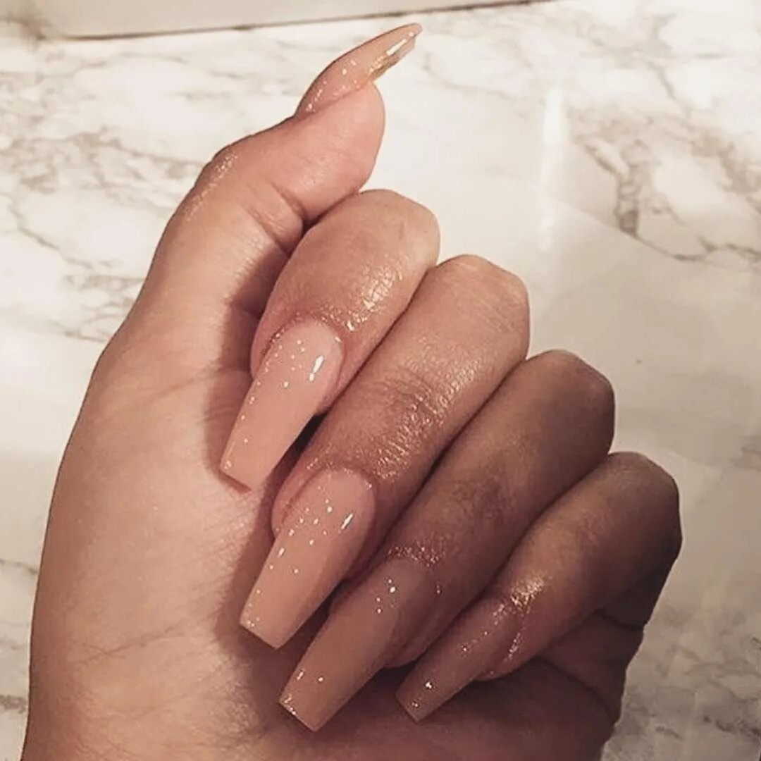 Матовый нюд миндаль 2. Длинные квадратные ногти нюд. Маникюр нюд длинные. Острые ногти нюд. Нюдовые ногти 2022 мягкий квадрат.