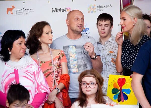 Фонд гоши куценко. Гоша куценко фонд шаг вместе. благотворительный фонд гоши куценко. гоша куценко благотворитель. фонды благотворительные куценко.
