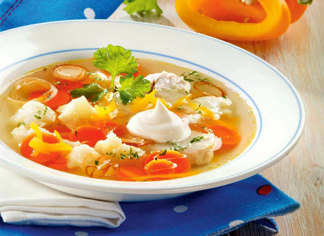 Овощной суп с капусты рецепт. Куриный суп с цветной капустой. Легкий суп с цветной капустой. Куриный суп с брокколи. Овощной суп фото.