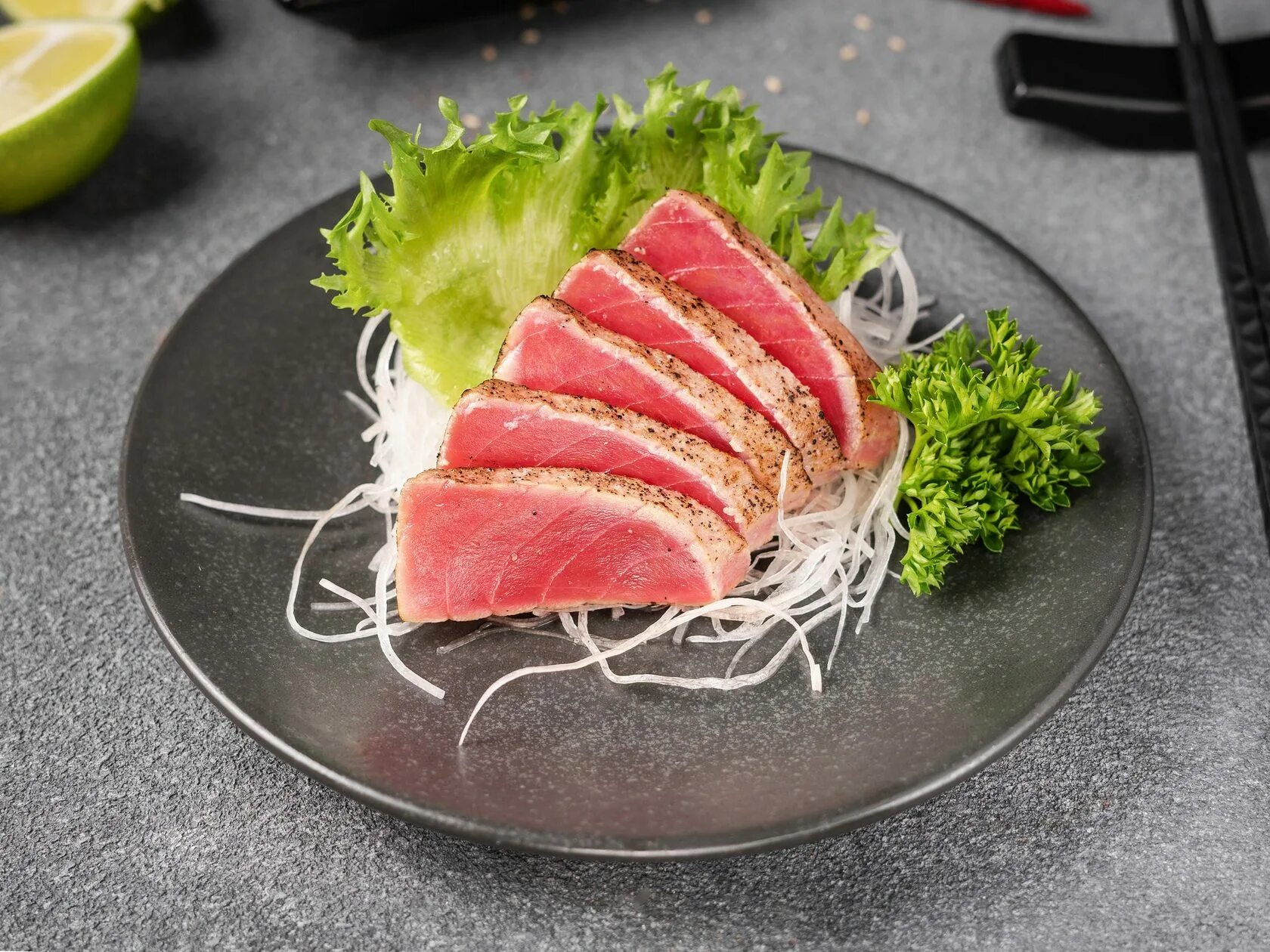 Сашими из тунца. Подача сашими из тунца. Сашими из тунца. Тунец нарезка. Сашими из дорадо.