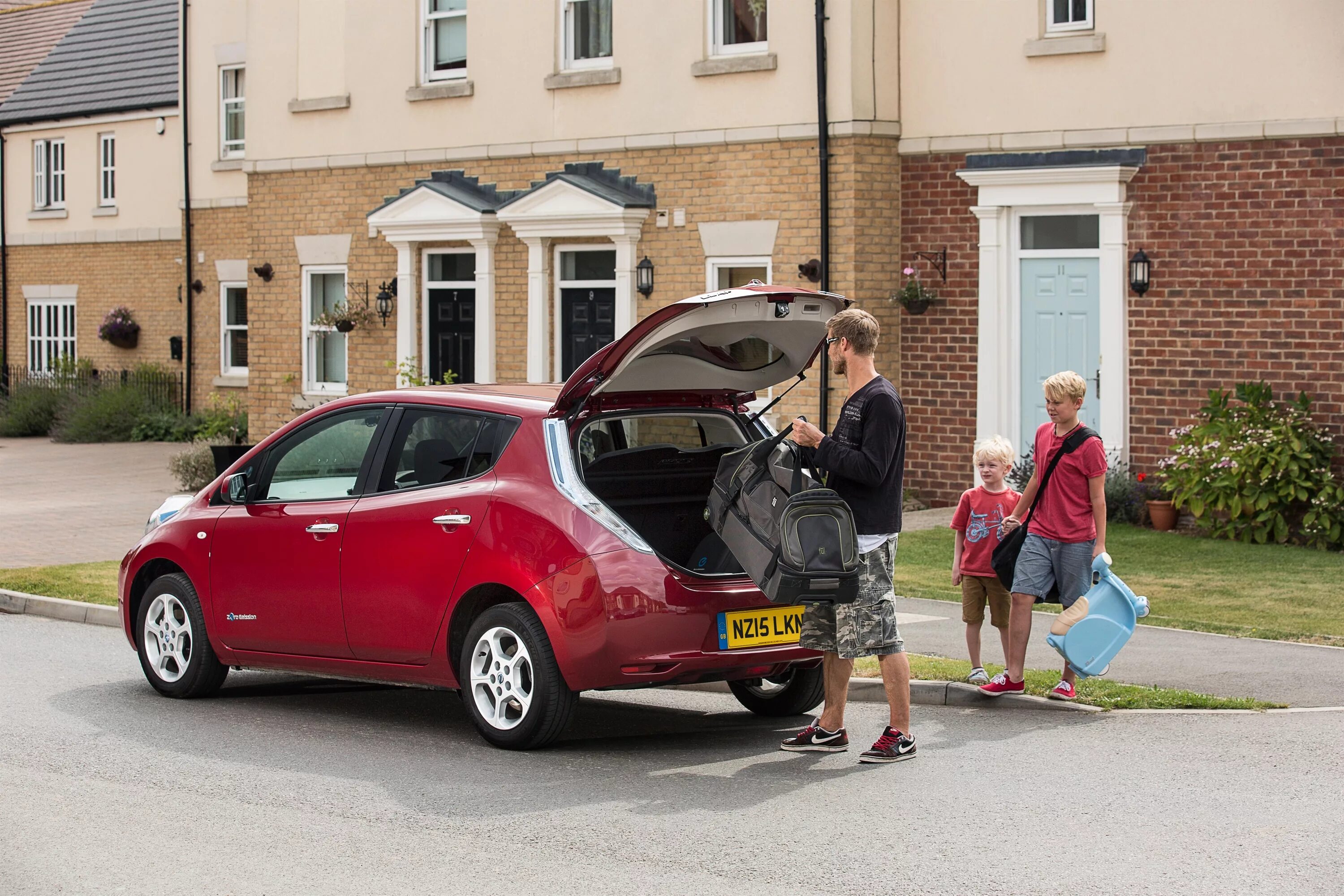 People used car in the. Nissan Leaf 2. Электромобилей по соседству". Two people in the car. People Electric.