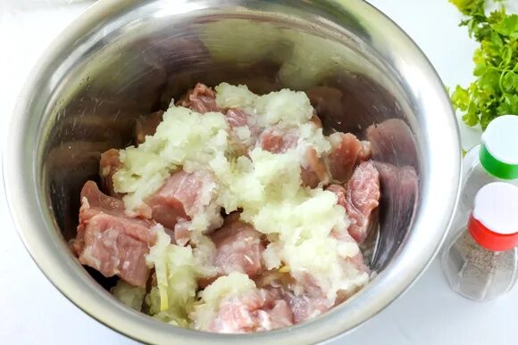 Как замариновать мясо в луке. Мясо в луковом маринаде. луковый маринад для шашлыка. маринованное мясо для шашлыка. маринование мяса в луке.