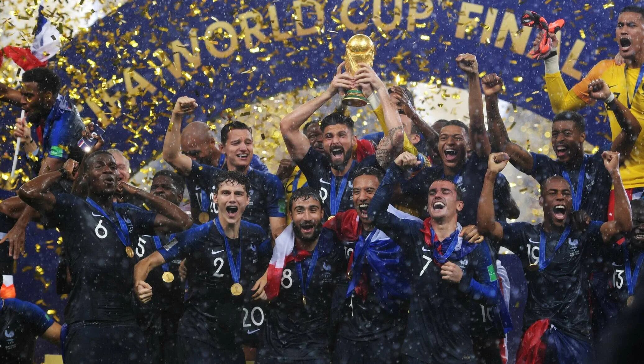 Победитель футбола 2018. Награждение сборной франции на чм 2018.