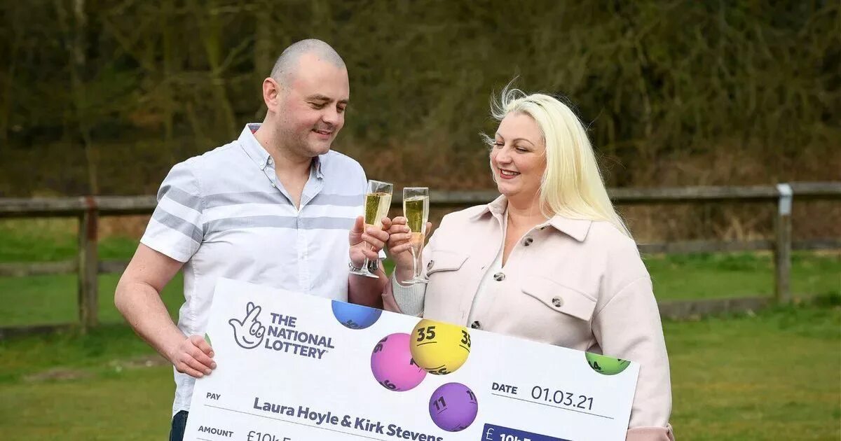 Жена в лотерею читать полностью. Американец выиграл в лотерею. lottery winner. выиграл в лотерею и встретил любовь. лотерея в англии.