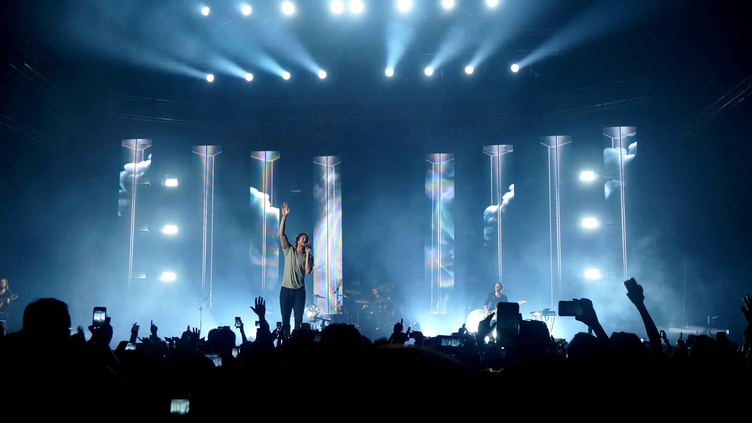 Imagine dragons go. Imagine dragons на сцене. денис imagine dragons. эмеджен драгон вокалист на сцене. thief imagine dragons.