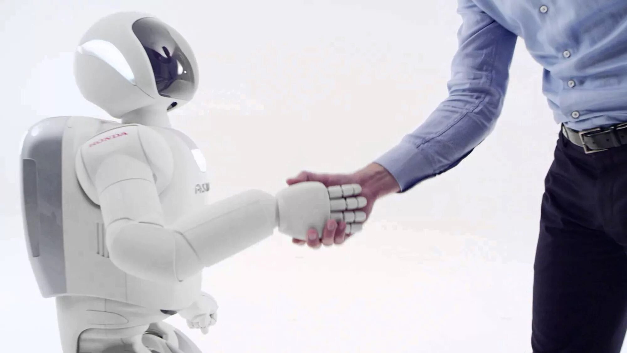 Создана человеком и работает для человека. Робот человек. Человек дружит с роботом. Дружба робота и человека. Робот с искусственным интеллектом.