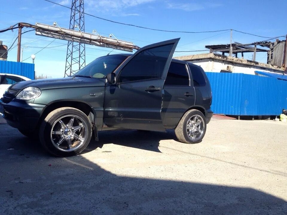 Тонировка нива шевроле. Шевроле Нива 2006 чёрный тонированный. Chevrolet Niva тонированная. Нива Шевроле черная тонированная. Нива Шевроле тонированная 50.