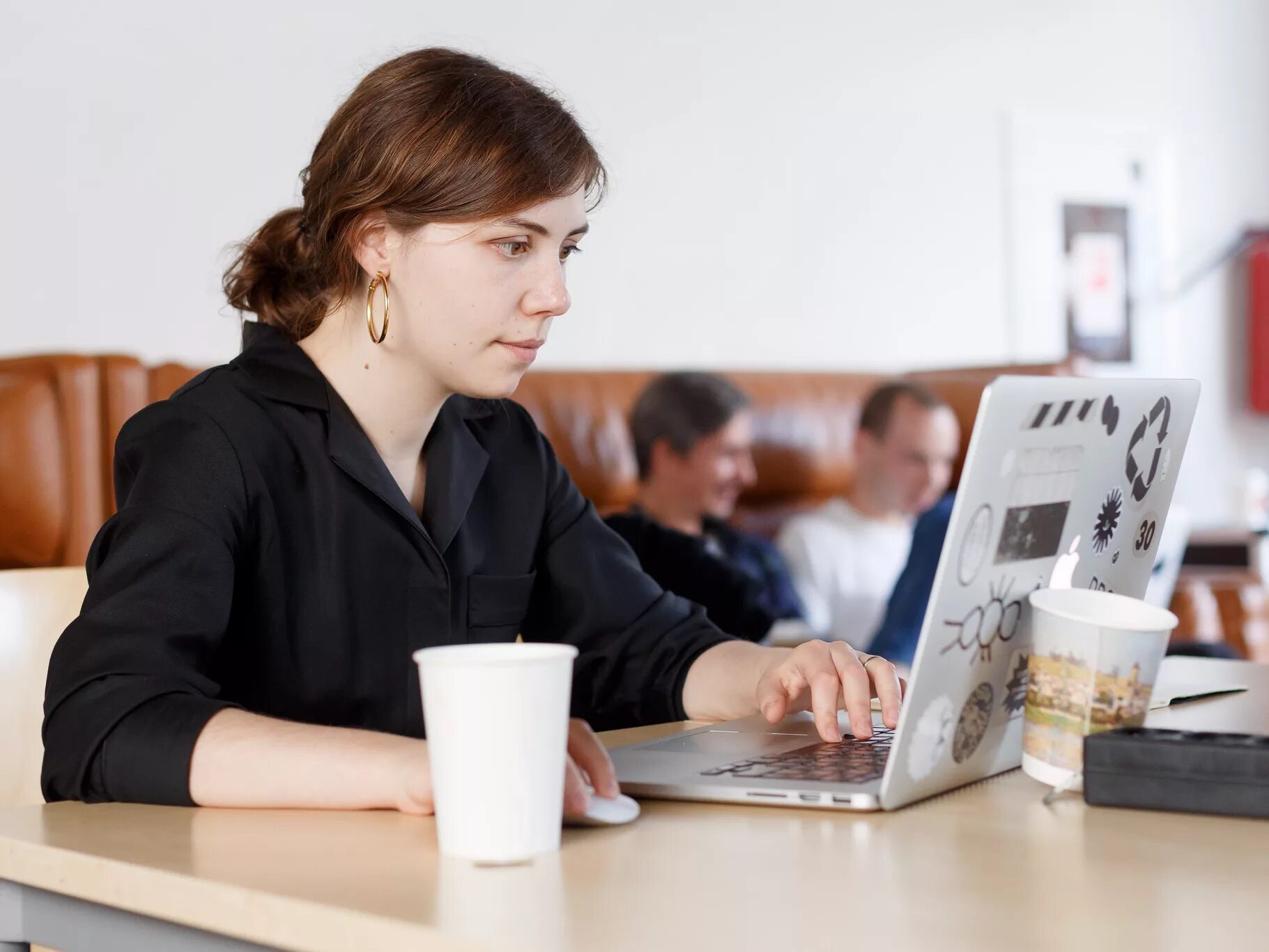 E mail новости. Сотрудник банка. e-mail writing. write an email. write an e-mail.
