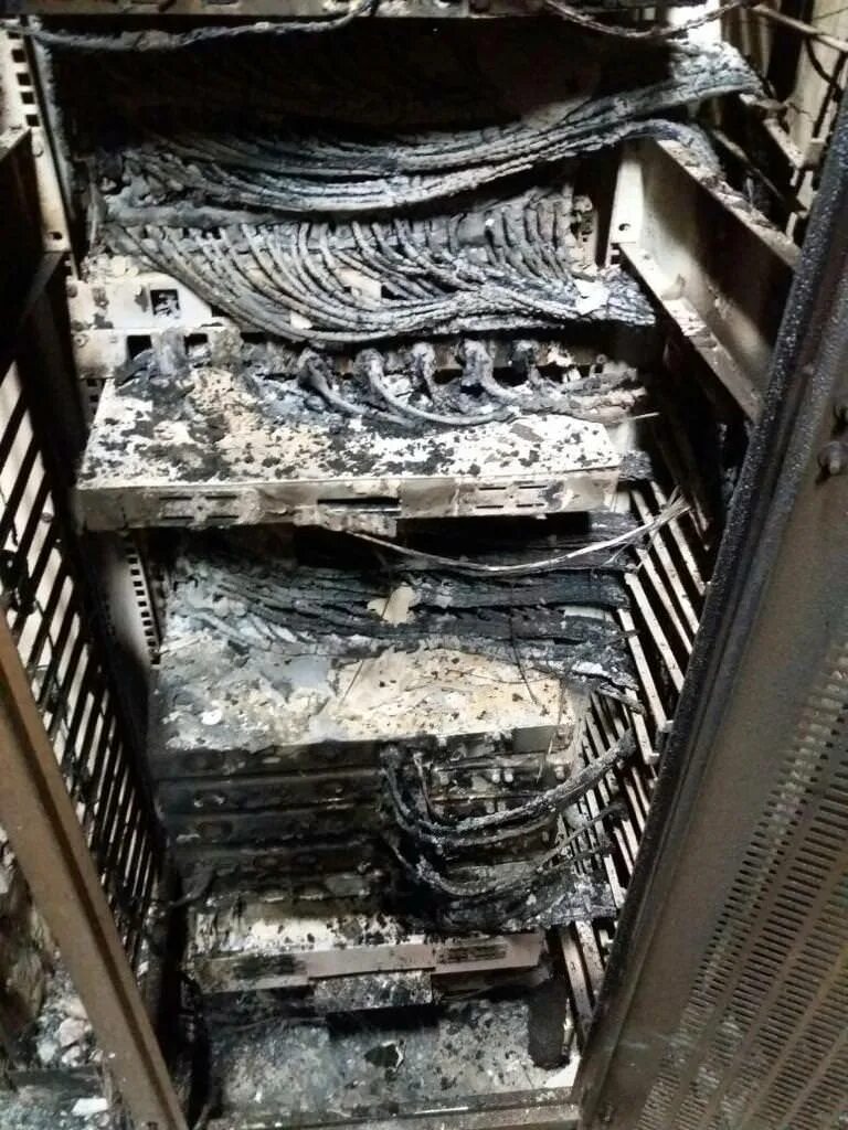 Сгорела аппаратура. Сгоревший сервер. Сгорела серверная. Серверная после пожара. Сломанный сервер.