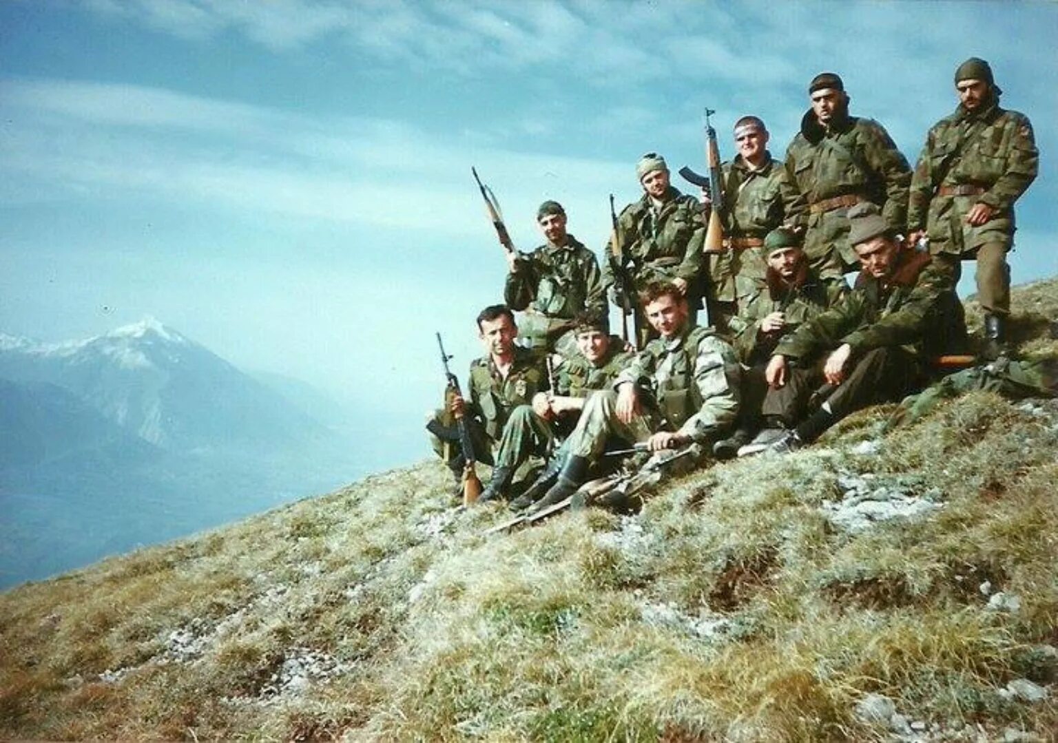 Сербы в боснии. Сербские добровольцы 1999. спецназ гру в боснии и герцеговине 1995. добровольцы белые волки сербия.