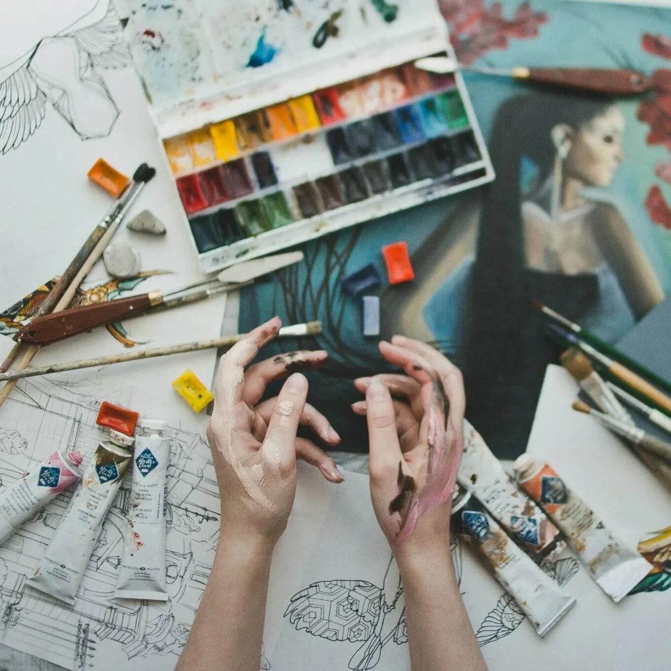 Студенты эстетика. Девушка в мастерской. Флористический стол. Девушка дизайнер интерьера. Эстетические работы.