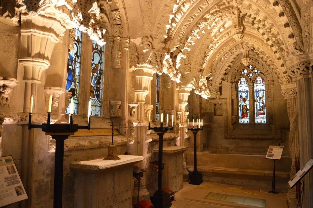 Часовня росслина. Церковь рослин в шотландии. Рослинская часовня в шотландии. Храм рослин шотландия. Рослинская капелла.