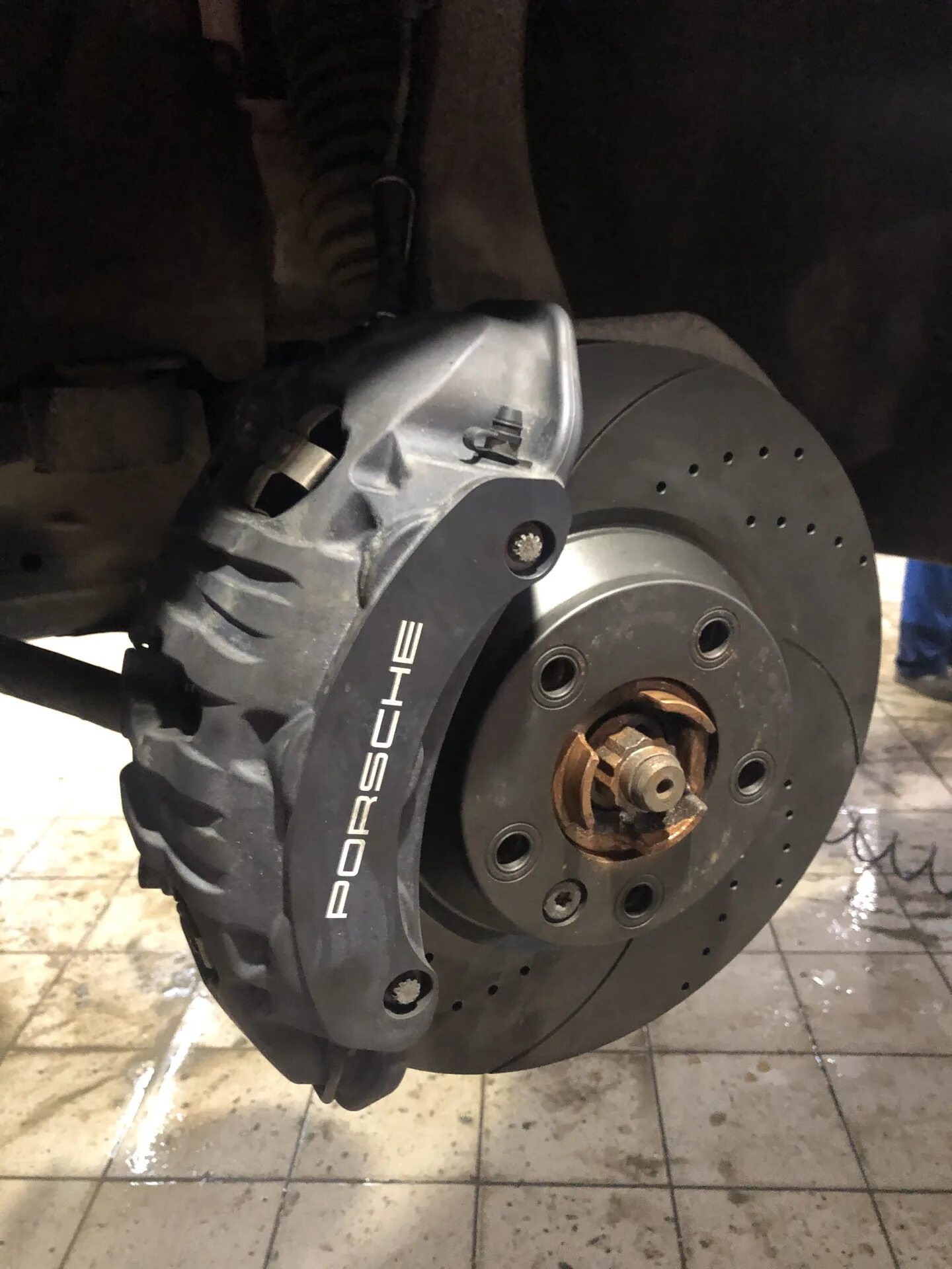 Тормозные суппорта porsche cayenne turbo. Тормозные диски кайен. Brembo cayenne 958. Тормозной диск porsche cayenne. Тормозные диски порше кайен 958.