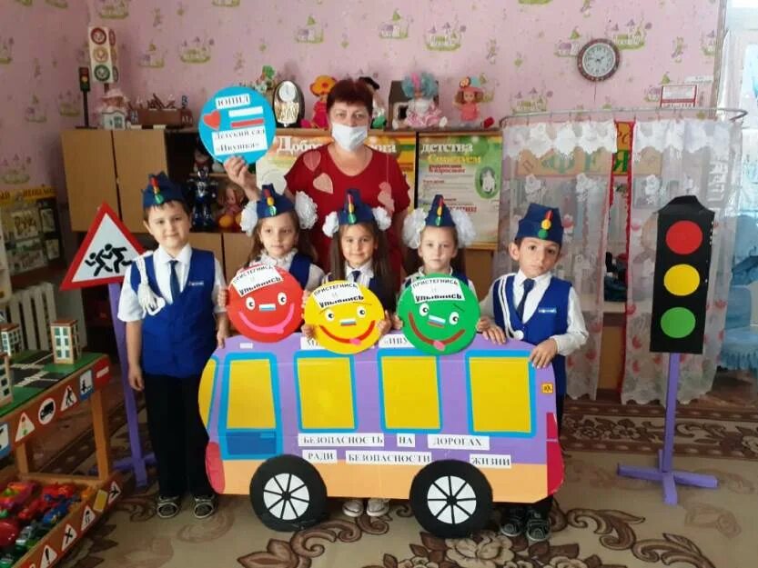 Фотоотчёт по пдд в средней группе. Пдд в доу средняя группа. Занятия пдд в детском саду. Пдд в саду средняя группа. Занятия по пдд в детском саду.