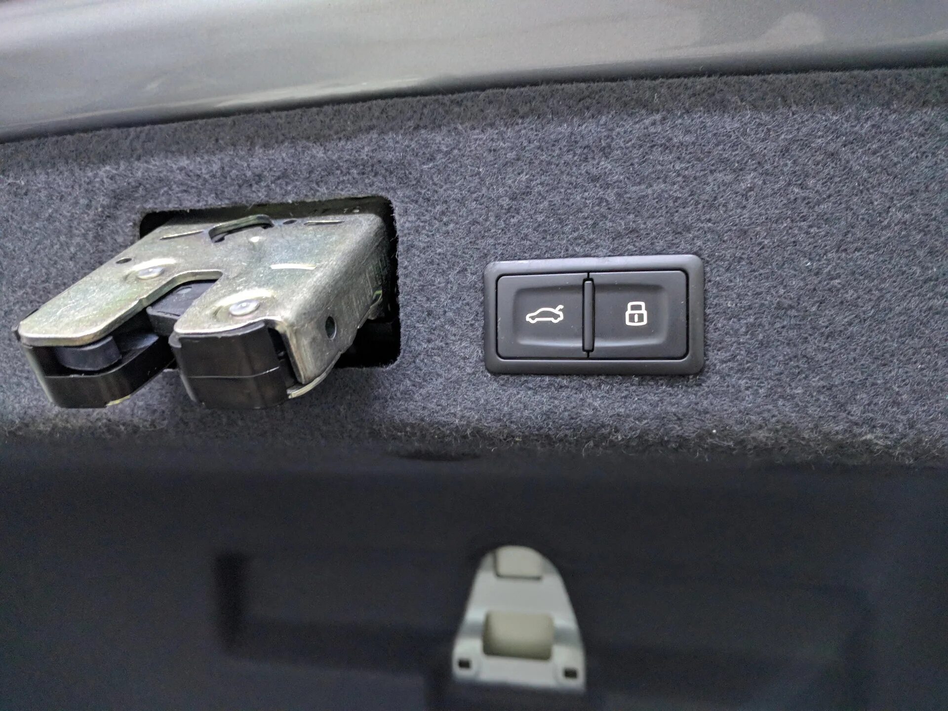 Ключи а6 с5. Кнопка открывания багажника Ауди а4. Кнопка открывания багажника Audi a6. Кнопка открывания багажника Ауди а6 с5. Ауди а5 кнопка открытия багажника.