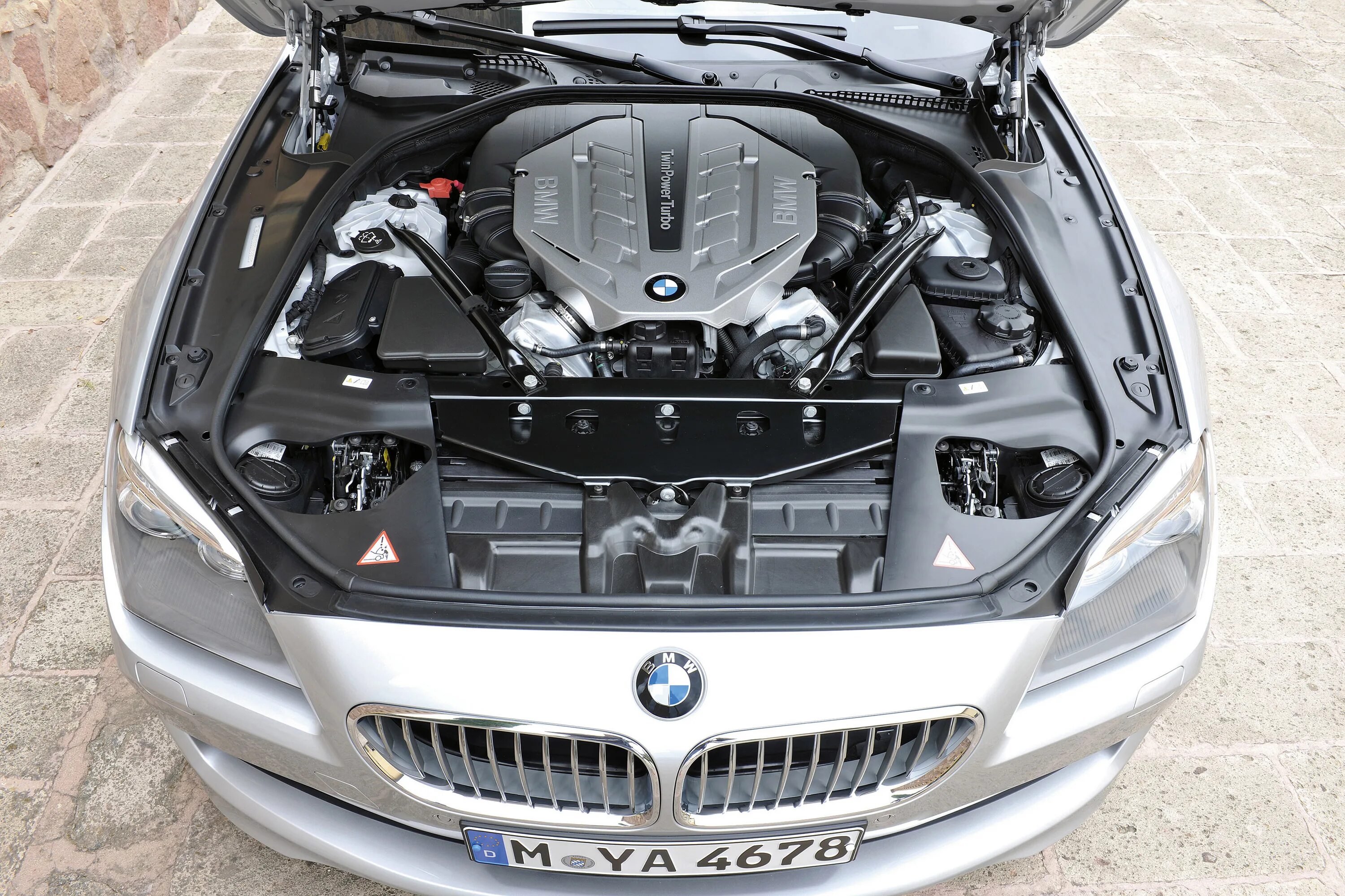 Двигатель BMW 650i. БМВ 650 f06 мотор. BMW f02 под капот. BMW 650i под капотом.