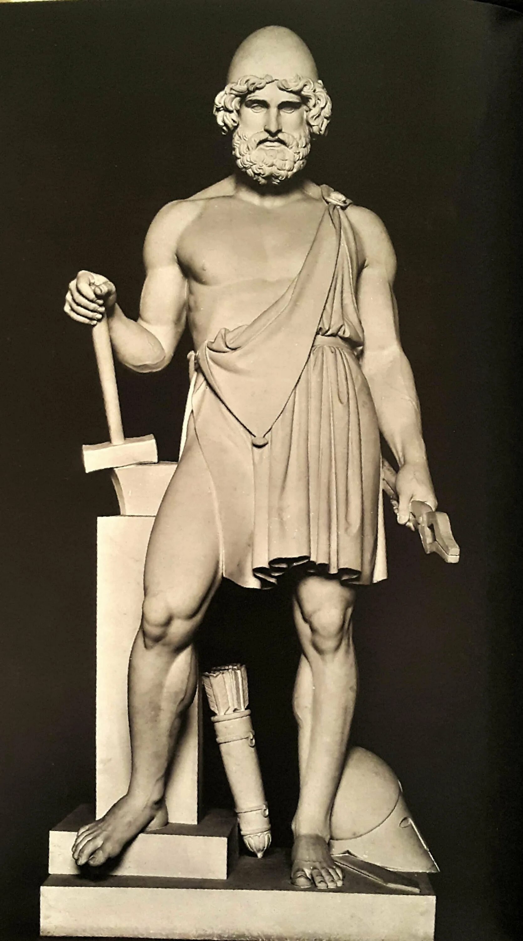 Греческий гефест. Гефест статуя древняя Греция. Гефест Бог древней Греции. Гефест скульптура древней Греции. Гефест Бог статуя.