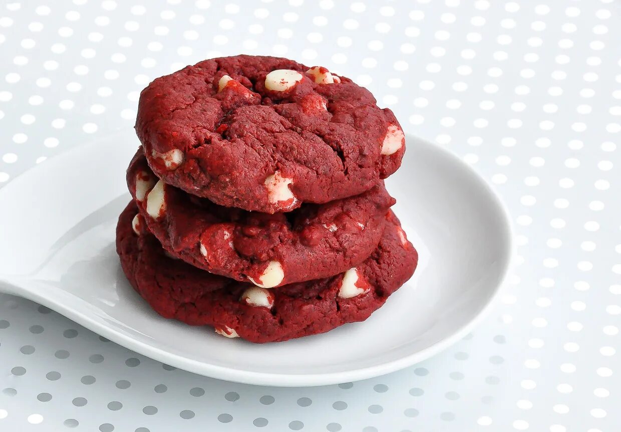 Red cookies. Печенье ред вельвет. Ред вельвет куки. Красное печенье. Красные печеньки.